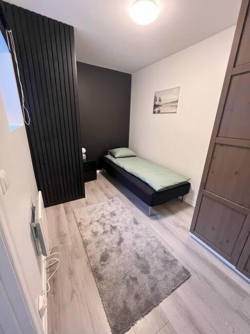 Spacious And Beautiful In With Free Parking Lejlighed *