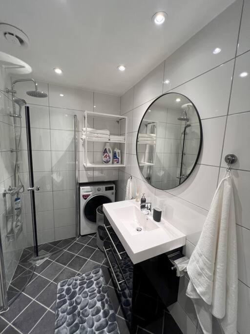 Spacious And Beautiful In With Free Parking Lejlighed *